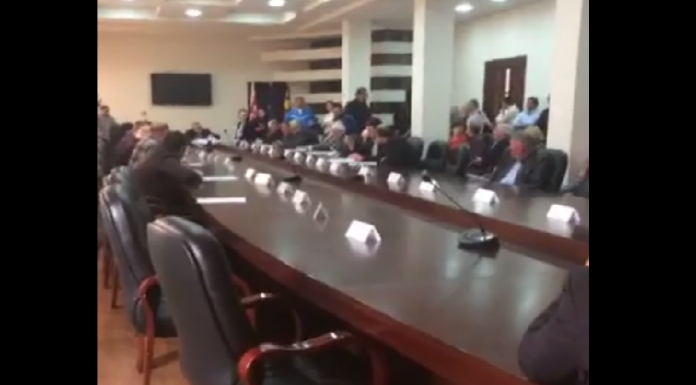 ზუგდიდში სათემო მუნიციპალიტეტის საკრებულოს სხდომა კარიკატურების, პლაკატებისა და ხმაურის ფონზე ჩატარდა