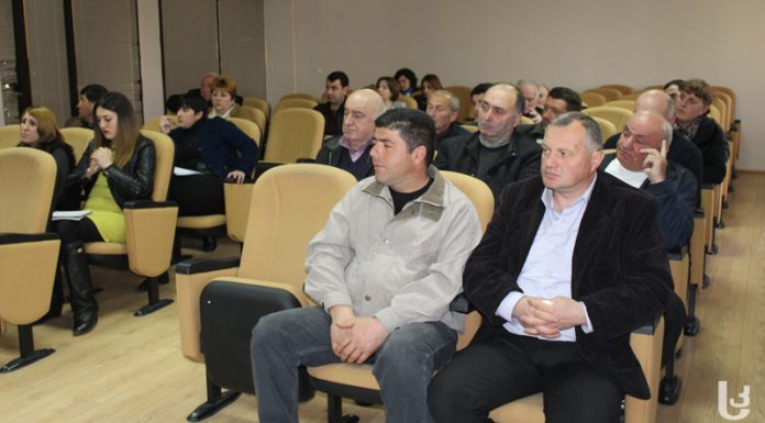 ახალციხის მუნიციპალიტეტის საკრებულოში ქალაქისა და თემის გაერთიანების საკითხმა ოპოზიციონერი დეპუტატის პროტესტი გამოიწვია.