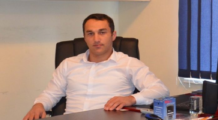 როგორ „ზოგავს“ ბიუჯეტს ახმეტის გამგებელი – ქალაქში გაუქმებული წყლები და ვიზიტი აშშ-ში