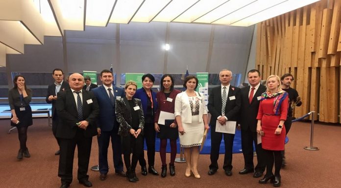 თიანეთის გამგებელმა და გამგებლის მრჩეველმა გენდერულ საკითხებში მოსახლეობას ახალი პროექტი – ”ეთიკა საჯარო სამსახურში” წარუდგინეს