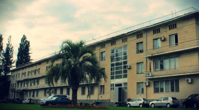 ოზურგეთის საკრებულოს ბიუროს სხდომა ხმაურით მიმდინარეობს