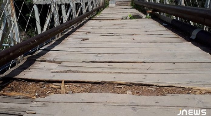 საფეხმავლო ხიდი ახალქალაქში, რომელზე გადაადგილებაც სიცოცხლისთვის საშიში გახდა