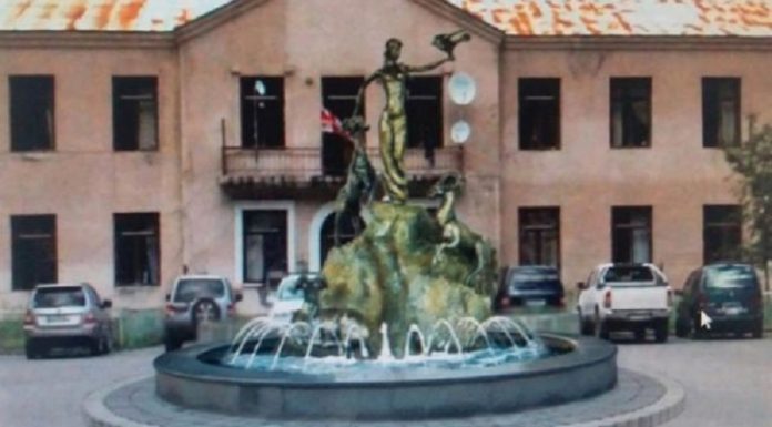 ლენტეხში დალის ქანდაკების დადგმა მეუფის პროტესტის გამო გადაიფიქრეს