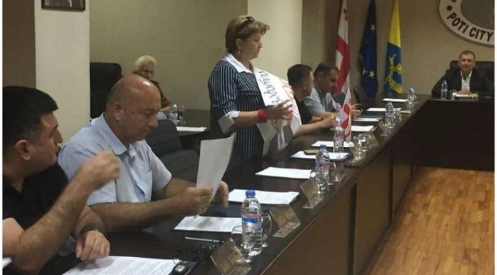 ფოთში საკრებულოს რიგგარეშე სხდომა ხმაურის ფონზე მიმდინარეობდა