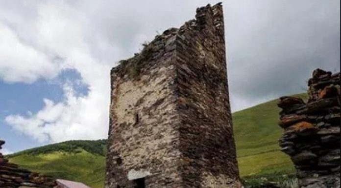 უშგულში კულტურული მემკვიდრეობის ძეგლი, ტარიელ ჩარქსელიანის კოშკის ნაწილი ჩამოინგრა