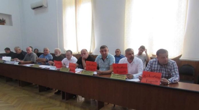 სამტრედიის საკრებულოს სხდომაზე შს მინისტრის გადადგომის მოთხოვნით პლაკატები – “გახარია წადი” მიიტანეს