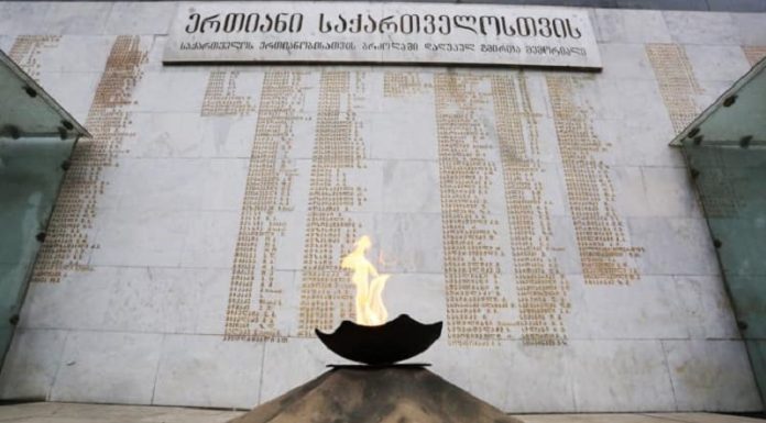 ბოლნისში 2008 წლის ომში დაღუპული სამი მეომრის ქუჩა გაიხსნა, მათ ოჯახებს კი 500-500 ლარი გადასცეს