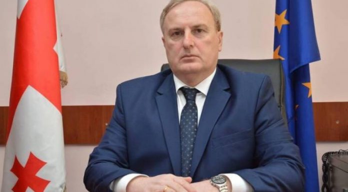 სამეგრელო-ზემო სვანეთის სახელმწიფო რწმუნებულის ყოფილი მოადგილის თქმით, თანამდებობა ახალი სამსახურის გამო დატოვა