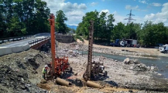 ოზურგეთში მდინარე ნატანებზე სახიდე გადასასვლელის რეაბილიტაცია მიმდინარეობს