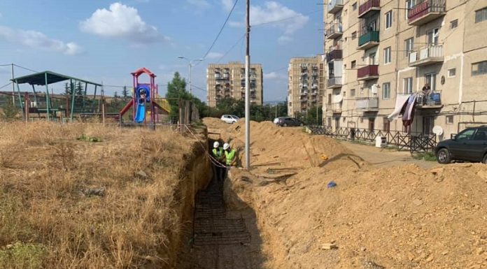 კრწანისის რაიონში, ვირსალაძის ქუჩაზე გრუნტის დამჭერი კედლის მშენებლობა დაიწყო