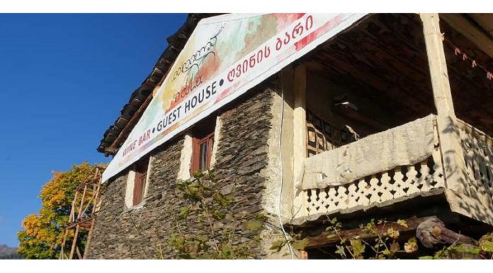 თუშეთში 120 წლის სახლში ღვინის ბარი და ბიბლიოთეკა გაიხსნა