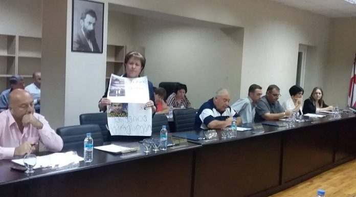 ფოთის საკრებულოს სხდომაზე ხმაურია, ოპოზიციონერი დეპუტატი ისევ მივიდა ბანერით – “გახარია წადი”