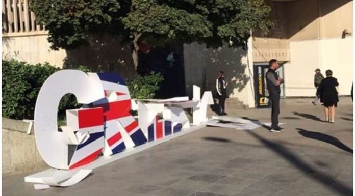 რუსთაველის მეტროსთან ბრიტანული სეზონისადმი მიძღვნილი ინსტალაცია განზრახ დააზიანეს