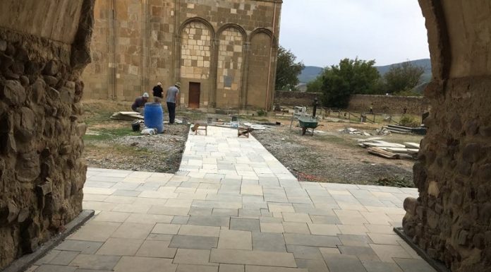 სამთავისის კომპლექსში სასულიერო პირებმა ფილები უნებართვოდ დააგეს