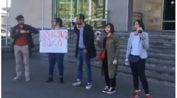 გორის მერიის შენობაზე “სირცხვილიას” სტიკერები გააკრეს