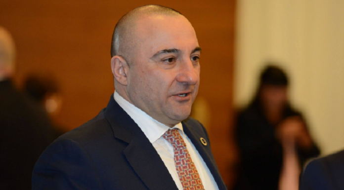 ოქრიაშვილის ინფორმაციით, დმანისის მერობის კანდიდატის წინასაარჩევნო შეხვედრაზე ოპოზიციის ორი აქტივისტი დანით დაჭრეს