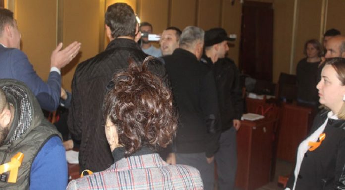 დეპუტატების ჩხუბი ოზურგეთის საკრებულოს სხდომაზე