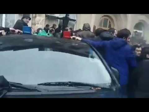 საპროტესტო აქცია სოხუმში – ოპოზიცია ე.წ. პრეზიდენტის შენობის შტურმით აღებას ცდილობს