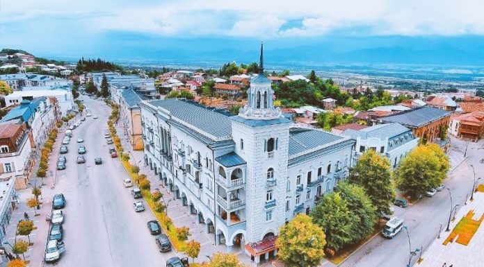 თელავში ალაზნის გამზირის საგზაო ინფრასტრუქტურის რეაბილიტაცია მიმდინარეობს