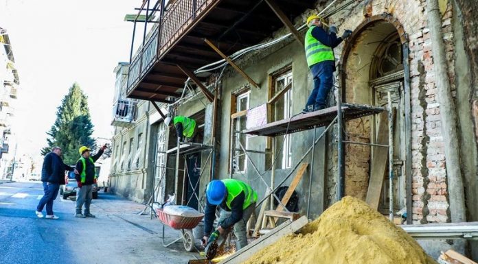თბილისში ბაგრატიონის ქუჩაზე საცხოვრებელ სახლს ამაგრებენ