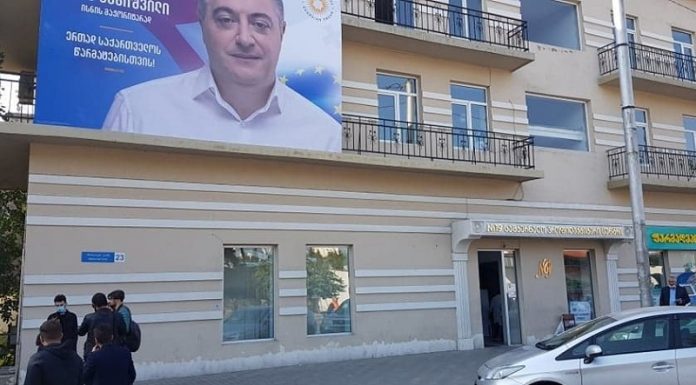 „სტრატეგია აღმაშენებელი“: ისანში, 29-ე საარჩევნო უბანზე “ოცნებამ” მაჟორიტარობის კანდიდატის პლაკატი საარჩევნო უბანზე გააკრა