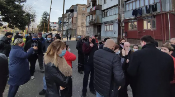 ბათუმში, მაიაკოვსკის ქუჩის მოსახლეობა სარეაბილიტაციო სამუშაოების გამო, მძიმე ტექნიკის გადაადგილებას აპროტესტებს