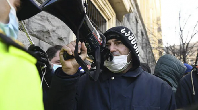 შსს-ს ინფორმაციით, პარლამენტთან დაპირისპირების დროს ათი პირი პოლიციელის კანონიერი მოთხოვნისადმი დაუმორჩილებლობის მუხლით დააკავეს