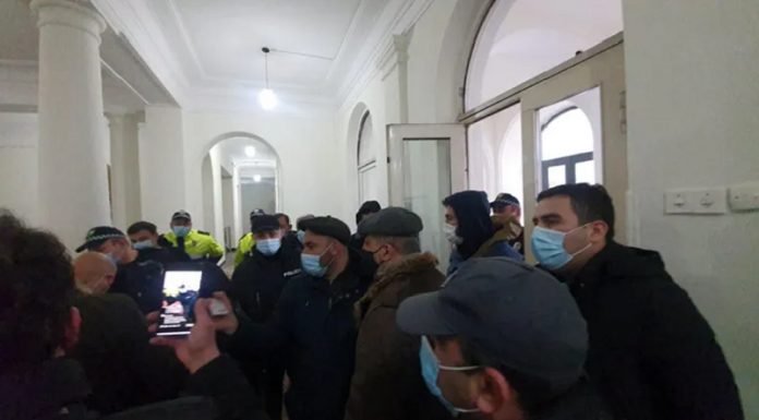 თელავის მერიასთან ხმაურია