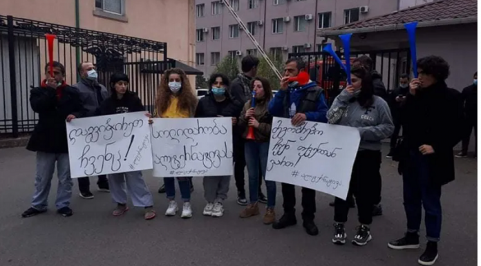 აჭარის პოლიციის მთავარ სამმართველოსთან ოპოზიციის ახალგაზრდული ორგანიზაციის წევრები საპროტესტო აქციას მართავენ