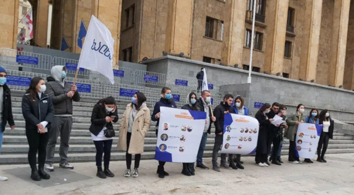 პარლამენტის წინ მოძრაობამ „ხალხისთვის” და არასამთავობო ორგანიზაციებმა აქცია – „ჯიპებიდან ხალხი არ ჩანს, ქვეყანა უნდა გაიხსნას” გამართეს