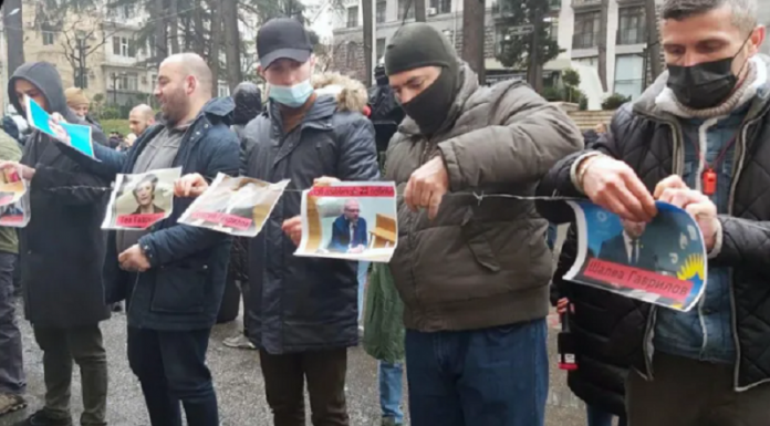 პარლამენტთან აქტივისტებმა სირცხვილის კორიდორი მოაწყვეს