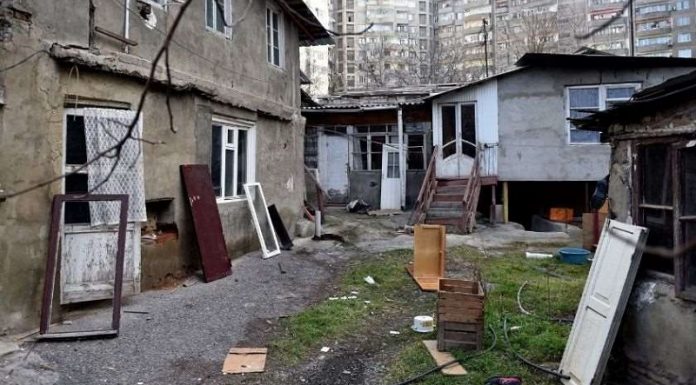 სპორტის სასახლის მიმდებარედ ბარაკული ტიპის შენობების დემონტაჟი მიმდინარეობს