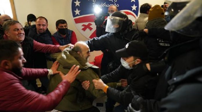 „ნაციონალური მოძრაობის“ ოფისთან სამოქალაქო აქტივისტები დააკავეს