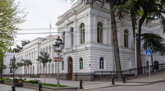 მოსწავლე-ახალგაზრდობის სასახლის რეაბილიტაციის გამო, რუსთაველის გამზირზე დროებითი სამშენებლო ღობე მოეწყობა