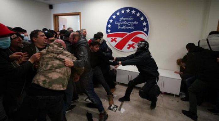 შსს: „ნაციონალური მოძრაობის“ ოფისთან 21 პირია დაკავებული