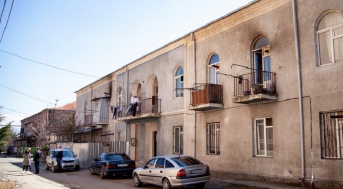 გორში, დევნილთა საერთო საცხოვრებელში, სველ წერტილებს რეაბილიტაცია ჩაუტარდა