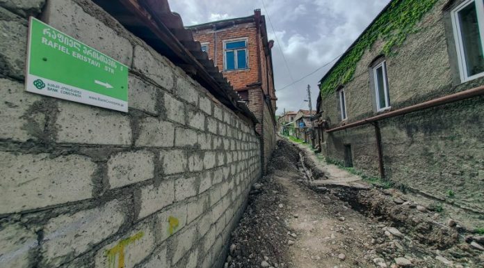 თელავში ერისთავის ქუჩის მოსახლეობა სარეაბილიტაციო სამუშაოების დროულად დასრულებას ითხოვს