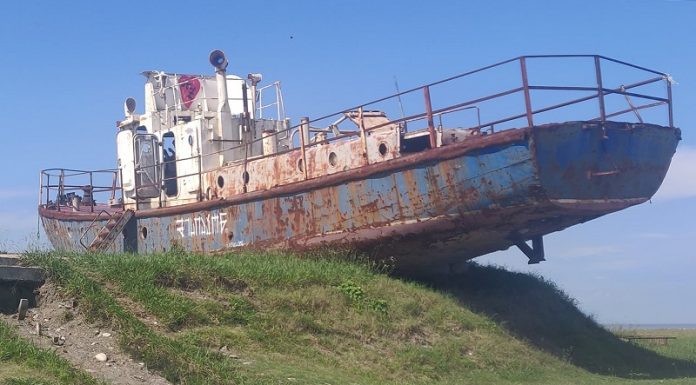 მივიწყებული გემი განმუხურში – წიგნიერების კერა, რომელიც უკანონო ბორდერიზაციას განათლებით შეებრძოლება