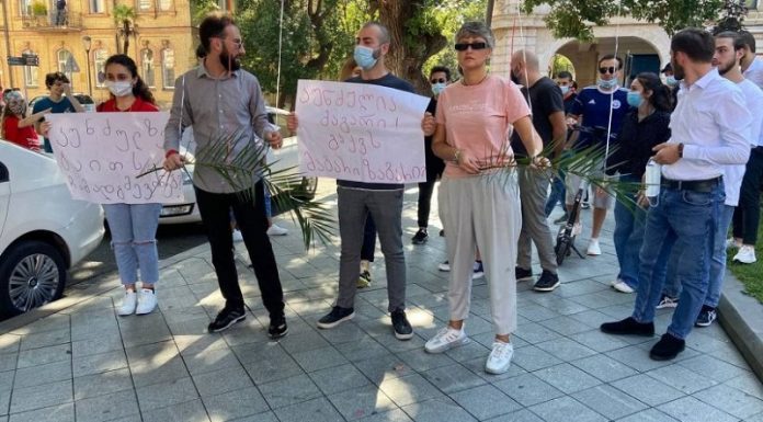 თორნიკე რიჟვაძეს პალმის რტოები მიუტანეს – აქცია-პერფორმანსი აჭარის მთავრობის სახლთან