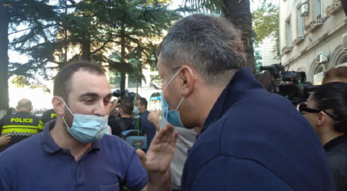 ქუთაისის მერიასთან “ოცნებისა” და “ნაციმოძრაობის” წევრებს შორის სიტყვიერი დაპირისპირება იყო