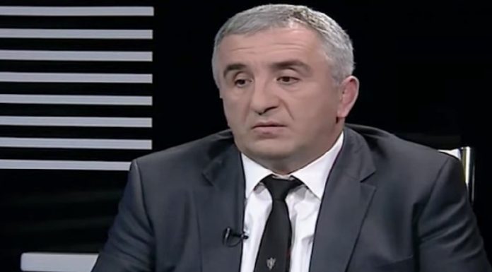 ხაშურის მერობის კანდიდატი ვალერი გელაშვილი საკუთარ კანდიდატურას „ქართული ოცნების“ სასარგებლოდ ხსნის
