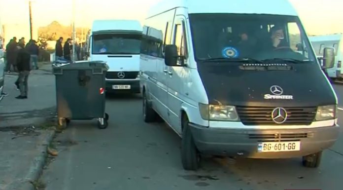 “სატირალში მივდივართ” – “ოცნებამ” საჯარო სამსახურებში დასაქმებულები სამეგრელოდან თბილისში წამოიყვანა