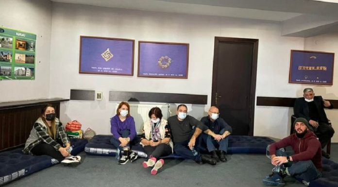 არ მივცემთ ძველ საკრებულოს ბიუჯეტის განხილვის უფლებას – ზუგდიდში მოშიმშილებმა საკრებულოს დარბაზში გადაინაცვლეს