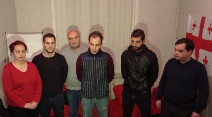სააკაშვილის გორის ჰოსპიტალში გადაყვანის შემდეგ, რუსთავში “ნაცმოძრაობის” წევრებმა შიმშილობა შეწყვიტეს