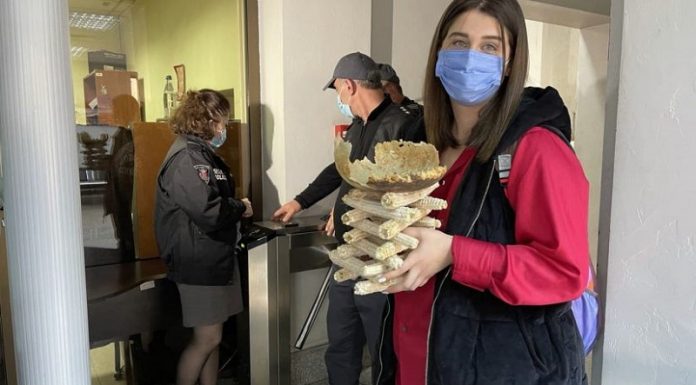 “დროამ” მამუკა წოწერიას “ნახვაწა” და ხმელი სიმინდის ტაროები მიუტანა – პერფორმანსი ზუგდიდის მერიაში