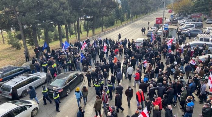 საქალაქო სასამართლოსთან, სადაც სააკაშვილის მხარდამჭერი აქცია მიმდინარეობს, პოლიციამ, სავარაუდოდ, წიწაკის სპრეი გამოიყენა