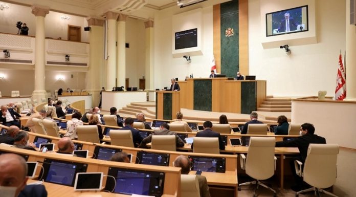 მუნიციპალიტეტის საკრებულოს ფრაქციის შექმნის წესი შეიცვლება – პარლამენტმა ცვლილებები პირველი მოსმენით მიიღო
