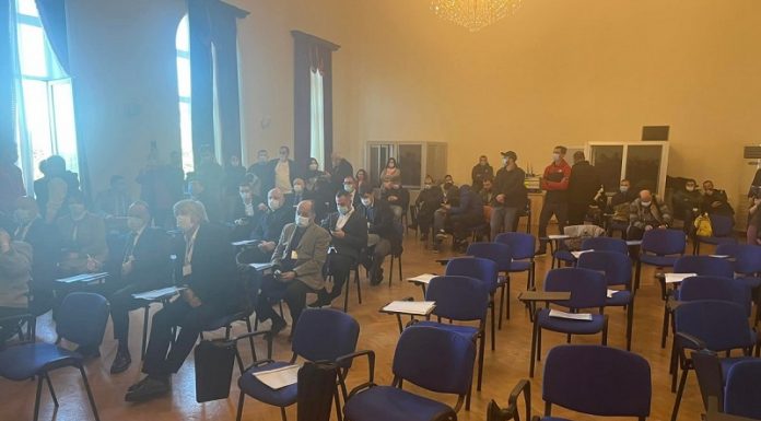 ბათუმის საკრებულოს სხდომა ოპოზიციის წევრებმა პროტესტის ნიშნად დატოვეს