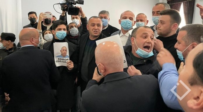 ხმაური და სიტყვიერი დაპირისპირება იყო ქობულეთის საკრებულოს სხდომაზე