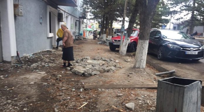 ჯერ ქუჩა გადათხარეს და მერე ფასადების გაკეთება დაიწყეს – ვითარება ქარელის ცენტრში